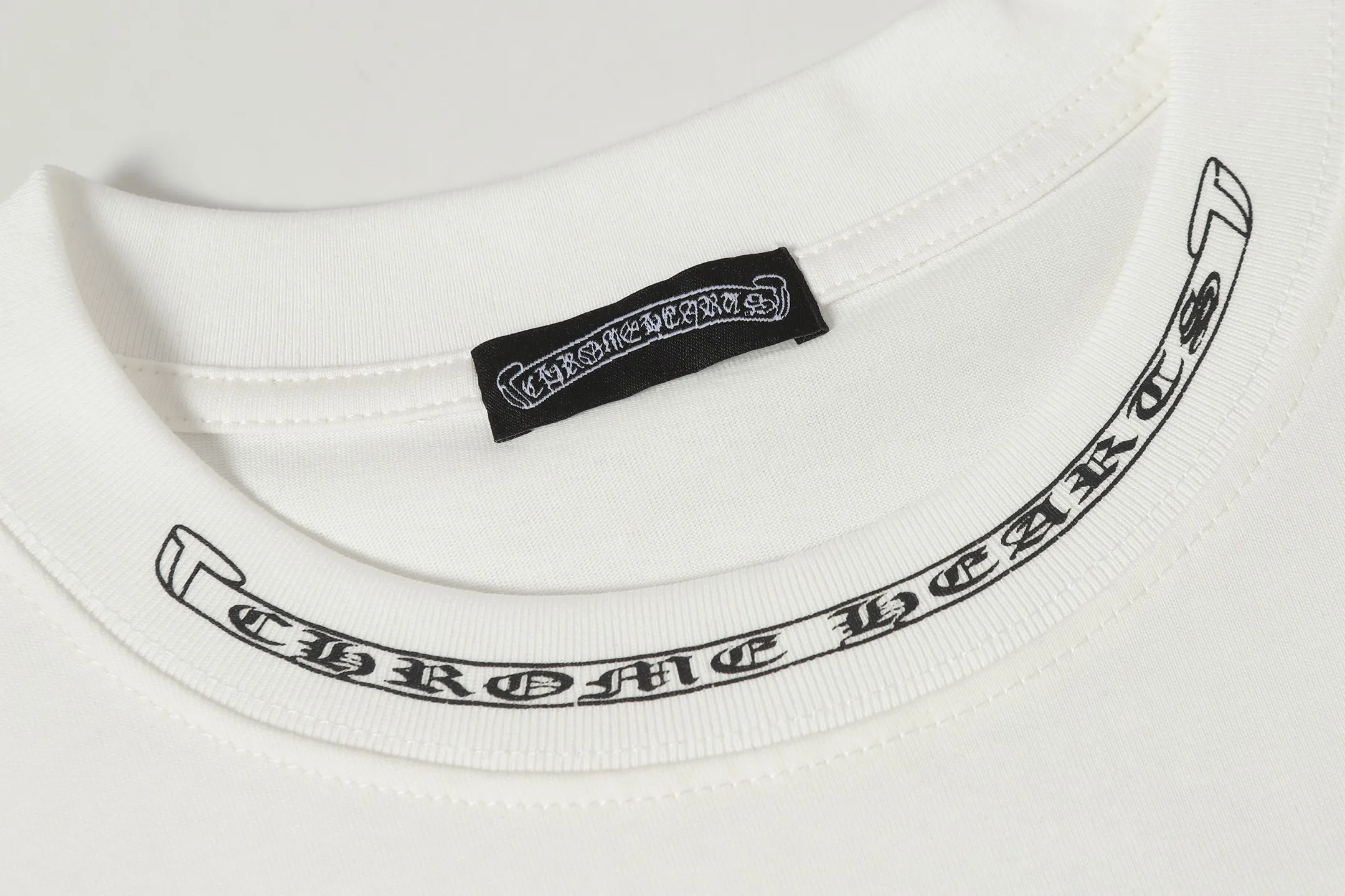 P170 Chrome Hearts CH Chrome Hearts Cross ✝️Denim embroidered Sanskrit short-sleeved T-shirt. Printed using direct injection imported machines. Hardware and accessories are all milled and customized. Correct configuration. Black 2025 Chrome Hearts authentic packaging. 260 grams of custom-dyed double yarn cotton. Large version. Loose and stylish. Differentiated from low version, slim and long version with upper body and hips. 100% commitment: top quality. Not fast food. Highest version on the market. Top quality - different from ordinary versions on the market. If you care about quality, you should also respect the price. Absolutely 0 after-sales service and 0 return rate so far. It’s hard not to love the style - 260g double yarn cotton custom dyed fabric - Correct high-density main mark, washed tag, hand-sewn